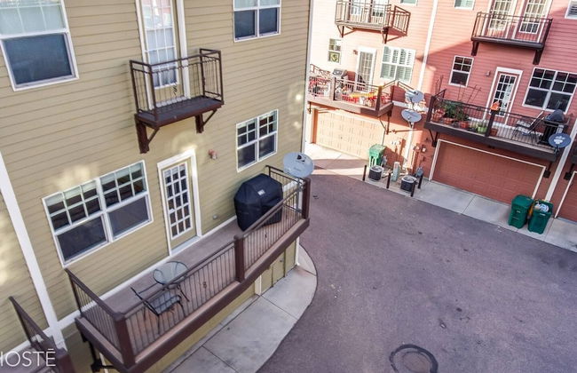 3BR Downtown Townhome /w Stunning Balcony Views! - Foto 24