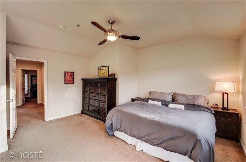Photo 2 - 3BR Downtown Townhome /w Stunning Balcony Views