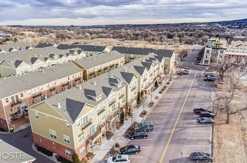 Photo 28 - 3BR Downtown Townhome /w Stunning Balcony Views