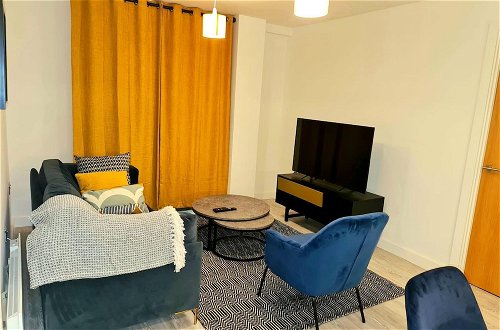 Foto 12 - Exquisite, Cosy 2-bed Apartment in Salford