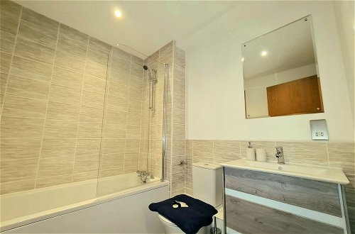 Foto 13 - Exquisite, Cosy 2-bed Apartment in Salford