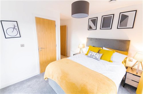 Photo 4 - Exquisite, Cosy 2-bed Apartment in Salford