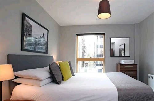 Photo 6 - Exquisite, Cosy 2-bed Apartment in Salford
