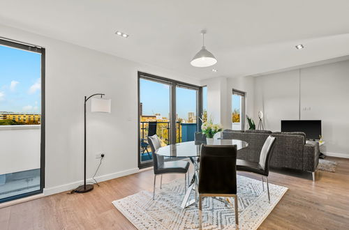 Photo 15 - Three Bedroom Apartment in Hoxton