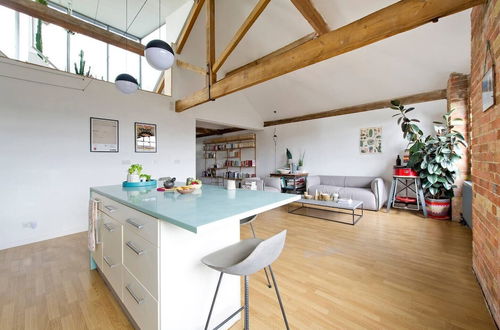 Photo 9 - Unique & Vibrant 1-bed Loft With Roof Garden