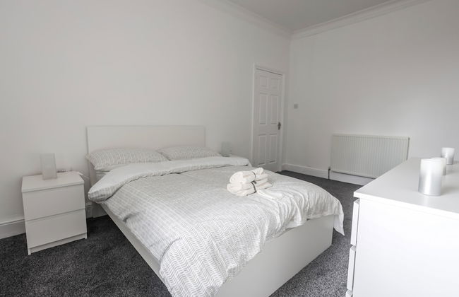 Spacious 4 Bed House in Birmingham, Suitable for Contractors - Foto 14