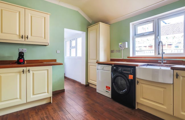 Spacious 4 Bed House in Birmingham, Suitable for Contractors - Foto 25