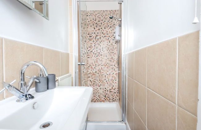 Spacious 4 Bed House in Birmingham, Suitable for Contractors - Foto 17
