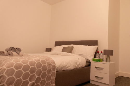 Photo 10 - Livestay - 3 bed Apt With Balcony Near Heathrow