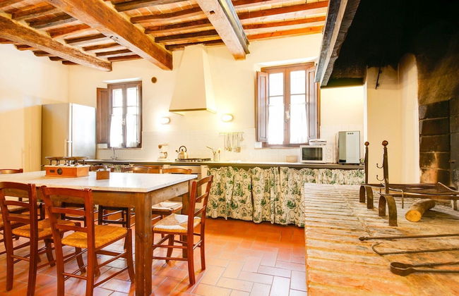 Belvilla by OYO Lavish Farmhouse With Fireplace - Photo 26