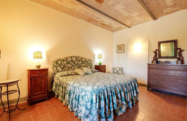 Belvilla by OYO Lavish Farmhouse With Fireplace - Photo 4