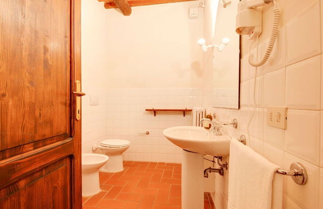 Belvilla by OYO Lavish Farmhouse With Fireplace - Photo 14