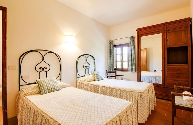 Belvilla by OYO Lavish Farmhouse With Fireplace - Photo 3
