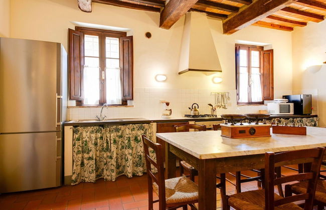 Belvilla by OYO Lavish Farmhouse With Fireplace - Photo 8