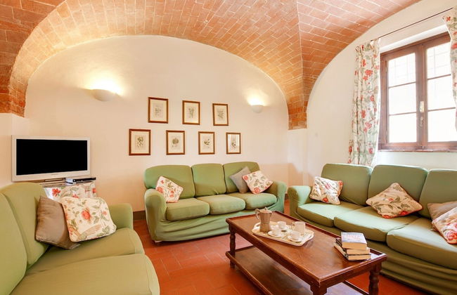 Belvilla by OYO Lavish Farmhouse With Fireplace - Photo 10