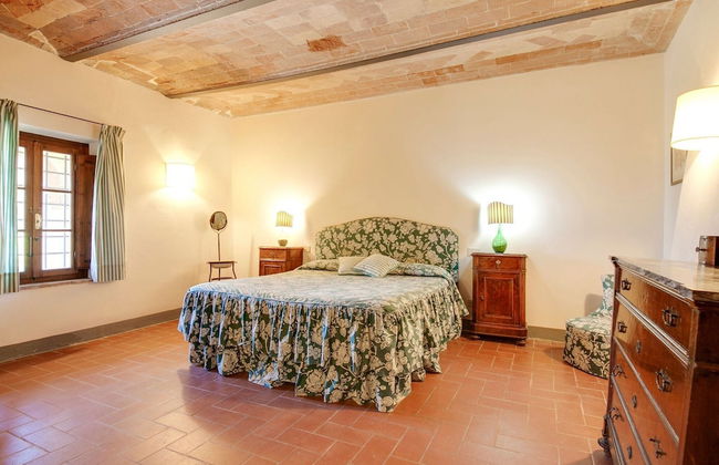 Belvilla by OYO Lavish Farmhouse With Fireplace - Photo 5