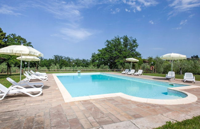 Belvilla by OYO Lavish Farmhouse With Fireplace - Photo 22