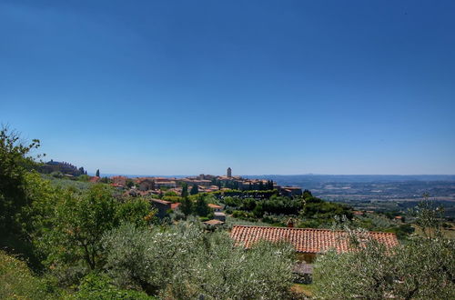 Foto 31 - Splendid Farmhouse in Gualdo Cattaneo with Hot Tub