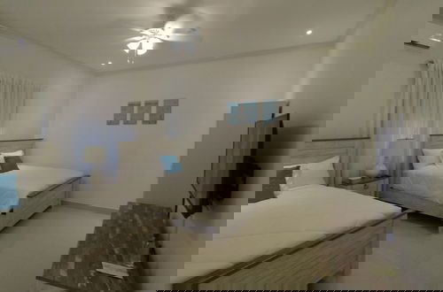 Photo 10 - The White House TCI