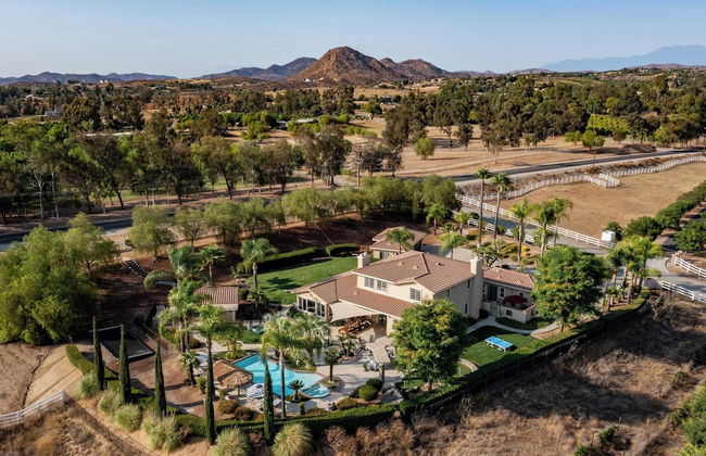 Villa Verdot by Avantstay Spectacular 6 BR Estate w/ Pool, Hot Tub, Tennis& B-ball Courts - Photo 3