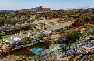 Foto 3 - Villa Verdot by Avantstay Spectacular 6 BR Estate w/ Pool, Hot Tub, Tennis& B-ball Courts