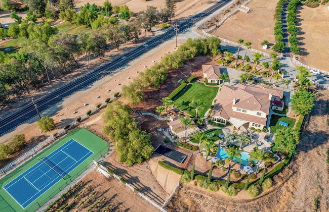 Villa Verdot by Avantstay Spectacular 6 BR Estate w/ Pool, Hot Tub, Tennis& B-ball Courts - Photo 1