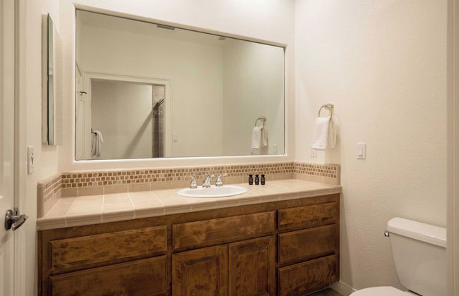 Villa Verdot by Avantstay Spectacular 6 BR Estate w/ Pool, Hot Tub, Tennis& B-ball Courts - Photo 32