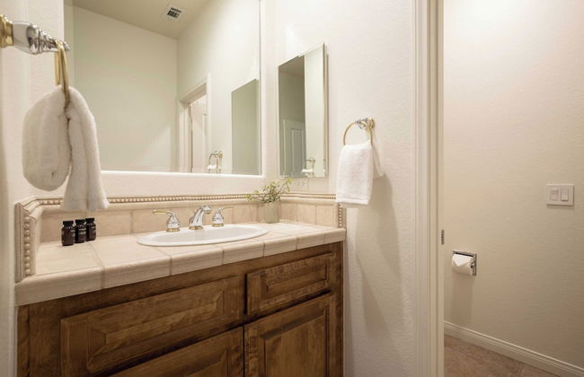 Villa Verdot by Avantstay Spectacular 6 BR Estate w/ Pool, Hot Tub, Tennis& B-ball Courts - Photo 28