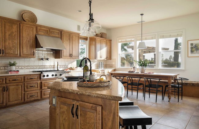 Villa Verdot by Avantstay Spectacular 6 BR Estate w/ Pool, Hot Tub, Tennis& B-ball Courts - Photo 17