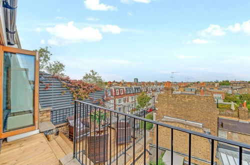 Photo 13 - 3 Bedroom Penthouse With London Skyline View
