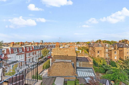 Photo 22 - 3 Bedroom Penthouse With London Skyline View