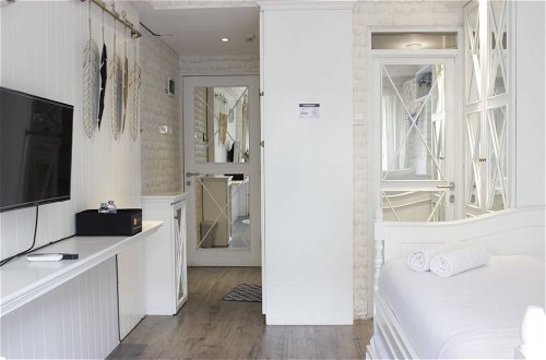 Photo 3 - Elegant & Stylish Studio At Gateway Pasteur Apartment