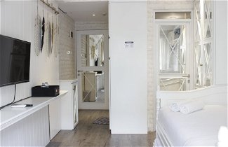 Photo 3 - Elegant & Stylish Studio At Gateway Pasteur Apartment