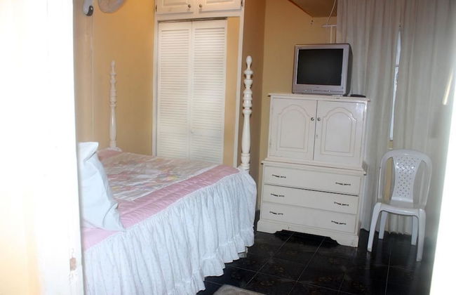 Dream Vacation ST Catherine Jamaica - Guest Suites for Rent in Spanish Town - Photo 2