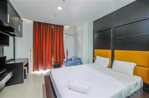 Photo 4 - Cozy Living Studio Apartment Mangga Dua Residence Near Itc Mall