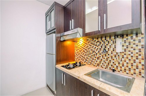 Photo 5 - Cozy Living Studio Apartment Mangga Dua Residence Near Itc Mall