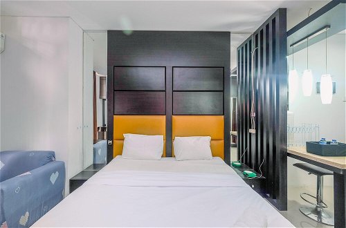 Foto 2 - Cozy Living Studio Apartment Mangga Dua Residence Near Itc Mall