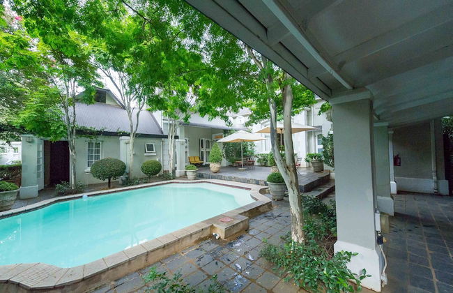 Lovely Guesthouse in Pretoria Welcoming you on a Spacious Room With Breakfast - Photo 12