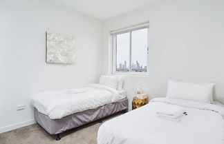 Photo 2 - Luxurious 2bed 2bath APT With Parking@southport