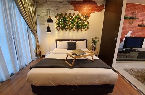 Foto 3 - Taragon Bintang Suites by StayHub Studio