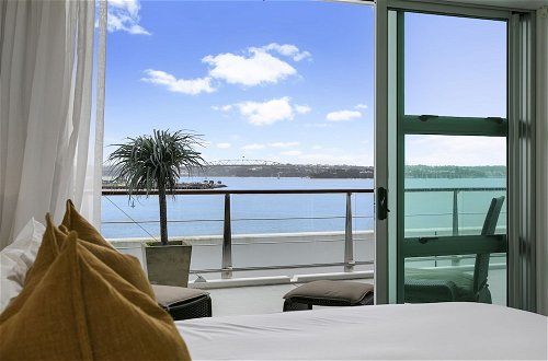 Photo 20 - Light and spacious w incredible harbour views