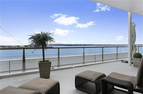 Photo 9 - Light and spacious w incredible harbour views