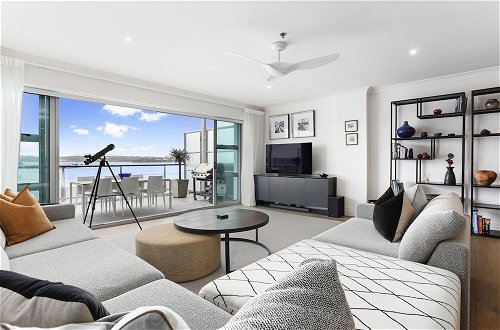 Photo 5 - Light and spacious w incredible harbour views