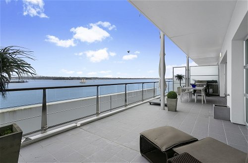Photo 7 - Light and spacious w incredible harbour views
