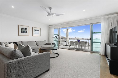 Photo 6 - Light and spacious w incredible harbour views