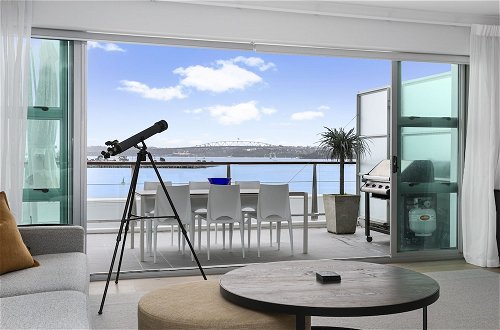 Photo 18 - Light and spacious w incredible harbour views