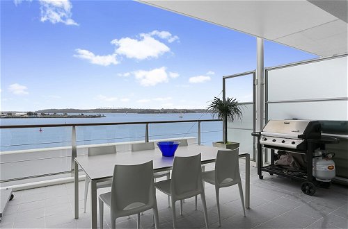 Photo 8 - Light and spacious w incredible harbour views