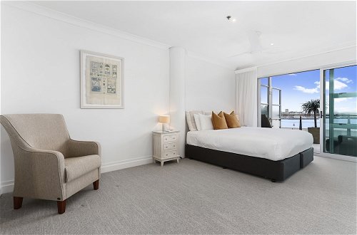 Photo 1 - Light and spacious w incredible harbour views