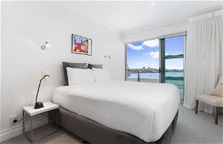 Photo 2 - Light and spacious w incredible harbour views