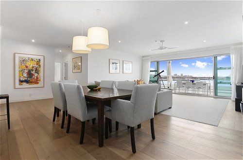 Photo 15 - Light and spacious w incredible harbour views